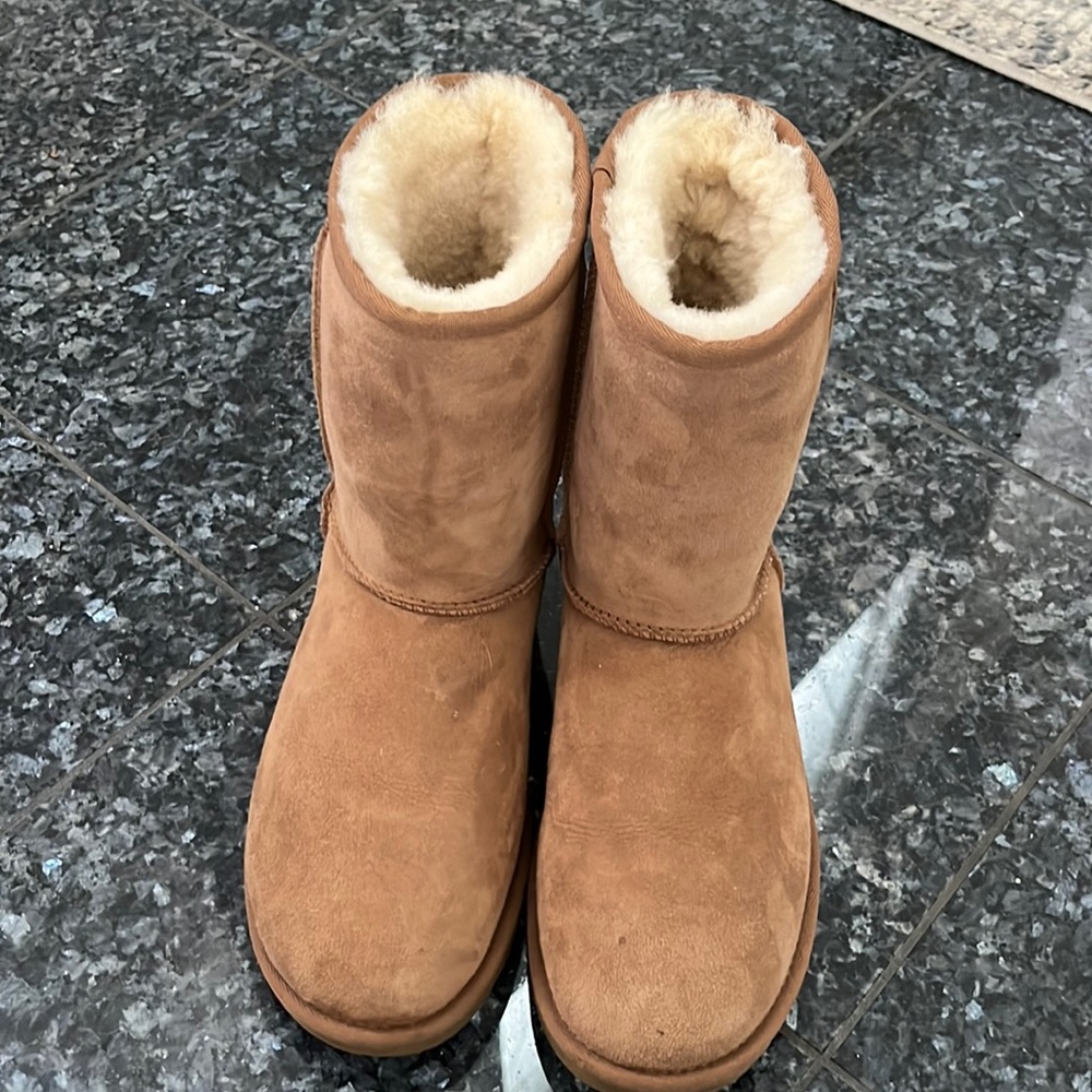 Ugg classic short chestnut brown size 9 women’s